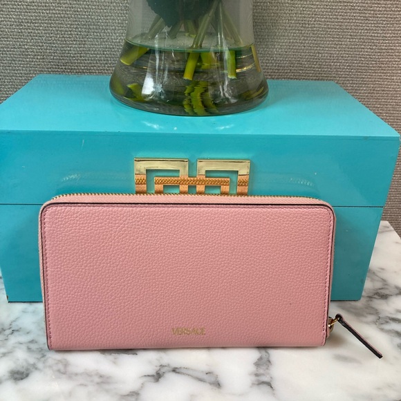 NWOT Authentic Versace V Grainy Calf Leather Soft Pink Zip Around Long Wallet - Picture 5 of 7